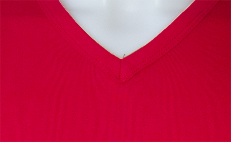 Detalle del cuello y costura de camiseta de chica con cuello en V para personalizar